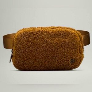 Lululemon Everywhere Belt bag - OG Burnt Caramel Sherpa